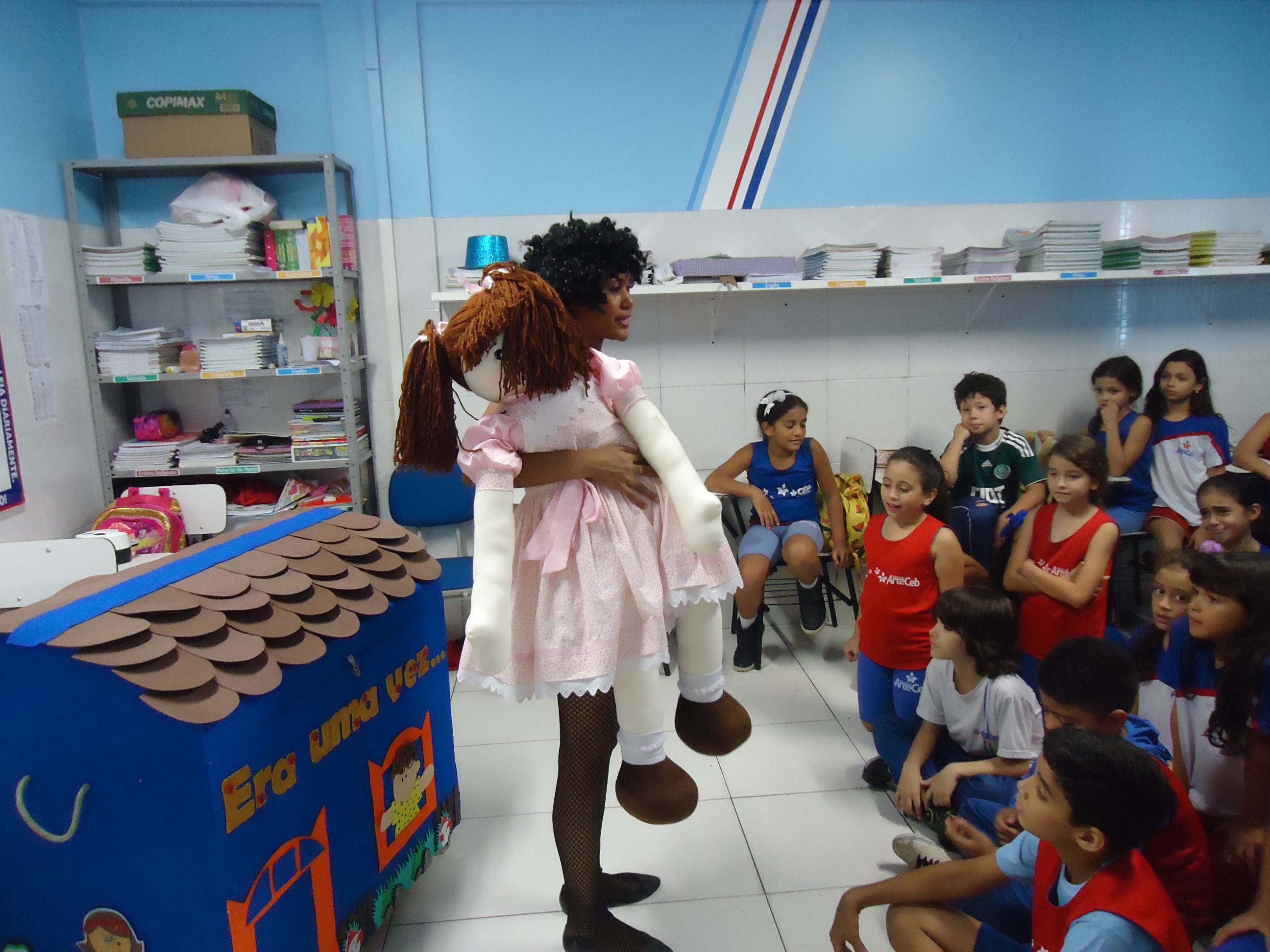 Malu, a boneca que se alimentava de leitura.